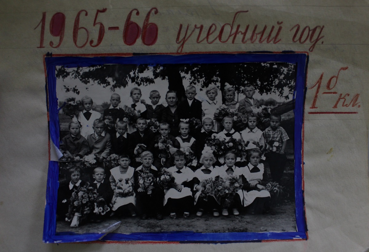 Учитель начальных классов Александра Артемовна Касинова со своими учениками.jpg