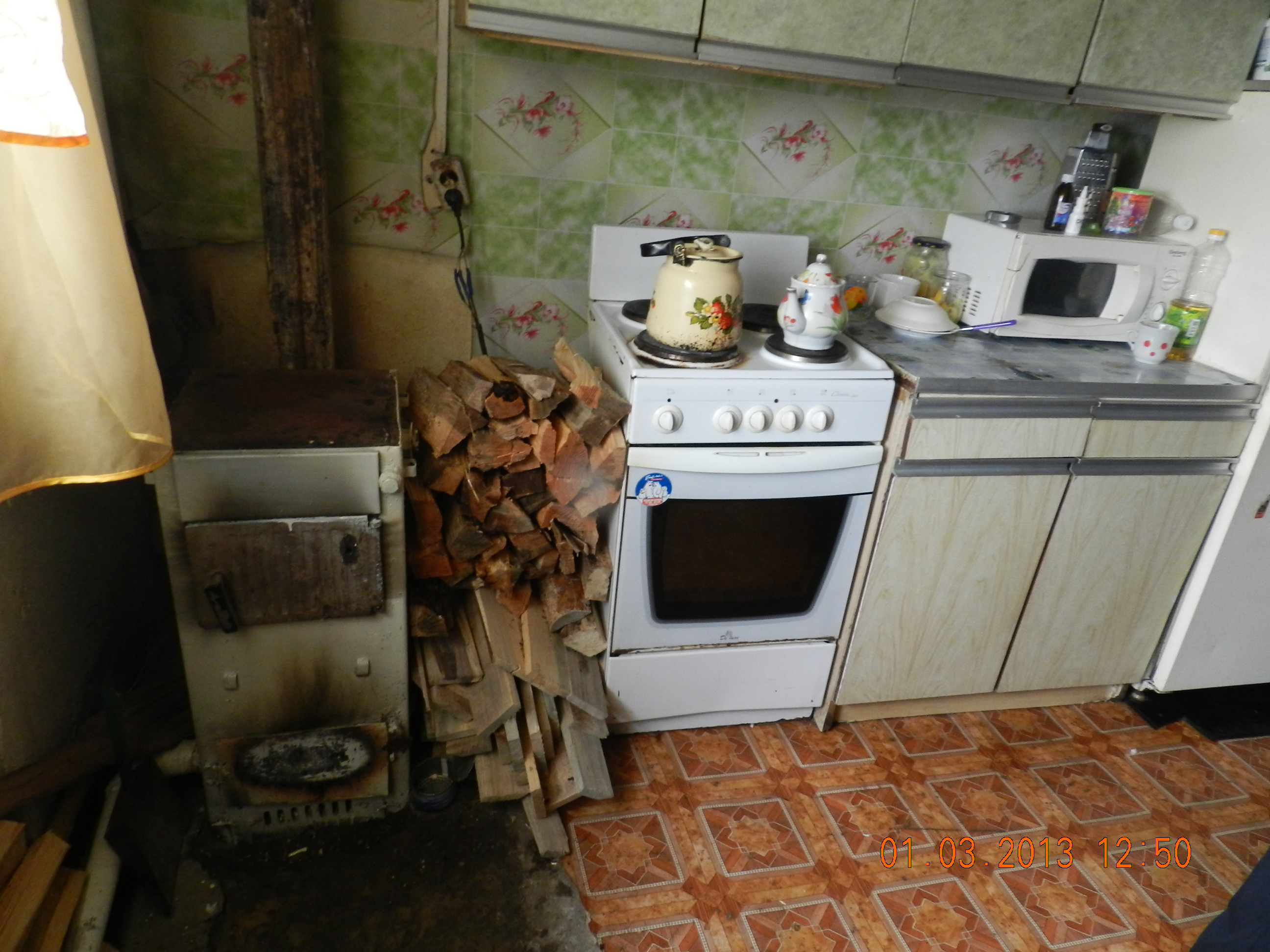 Люди пытаются поддерживать порядок и в этих условиях. 