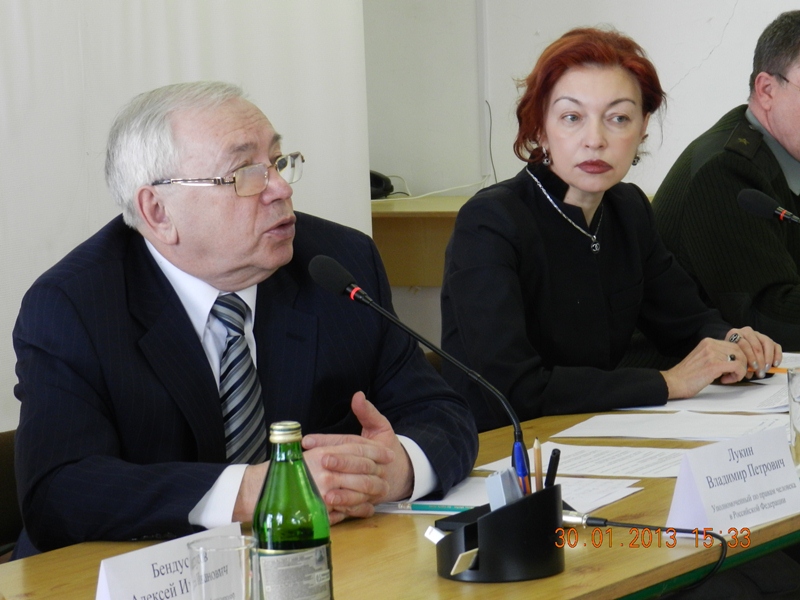 Встреча с жителями в Доме офицеров была долгой.