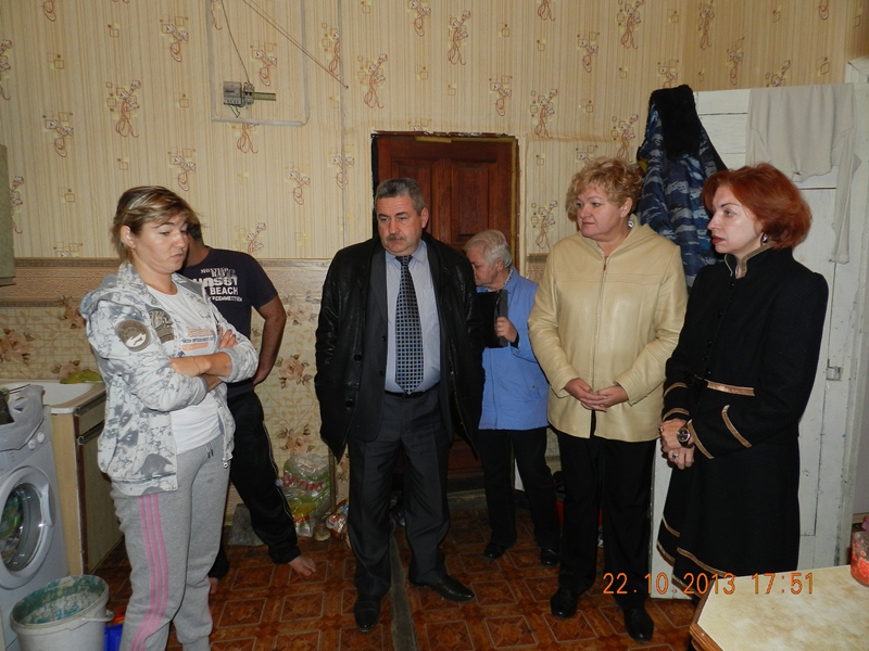 Жильцы следят, чтобы все вовремя платили за свет. 