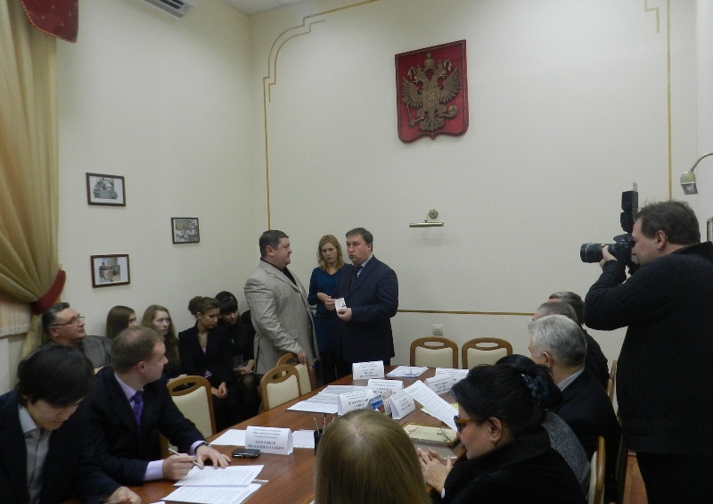Покровский П.А. вручает мандаты членам ОНК III состава. 