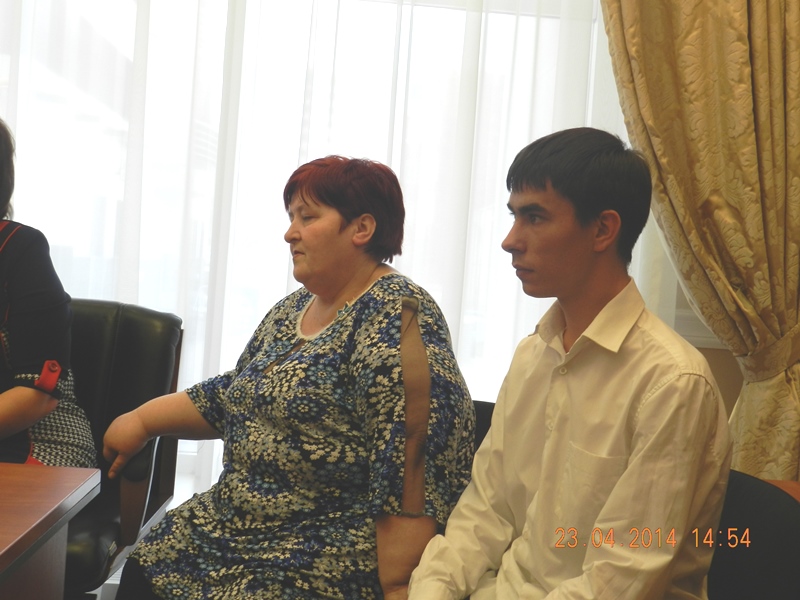 Светлана Львовна приехала на прием с сыном. 