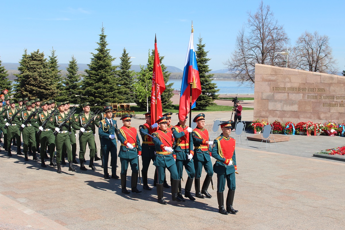 Торжественное возложение цветов