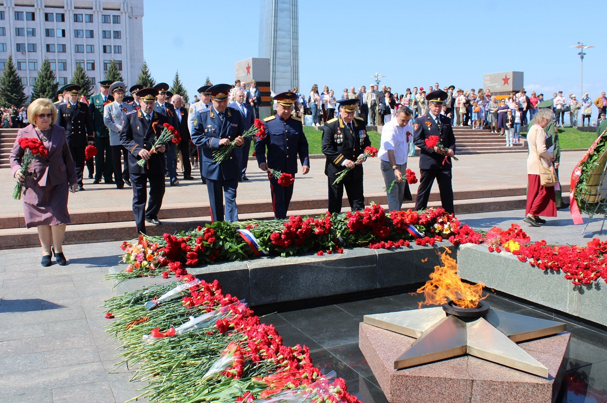 Церемония возложения цветов к Вечному огню и горельефу 