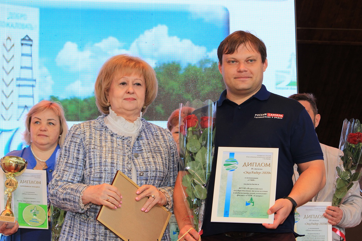 Ольга Гальцова поздравила жителей региона с Днем эколога и вручила активистам памятные награды. 