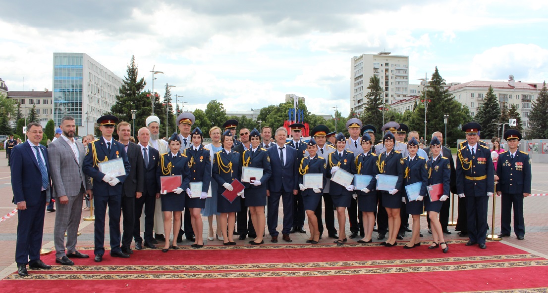 Руководитель аппарата Уполномоченного по правам человека Вадим Стрелков вручил дипломы с отличием выпускникам Самарского юридического института ФСИН