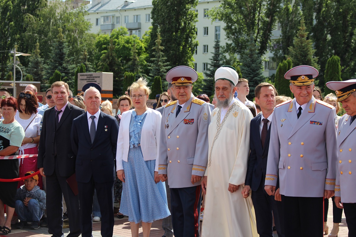 Руководитель аппарата Уполномоченного по правам человека Вадим Стрелков вручил дипломы с отличием выпускникам Самарского юридического института ФСИН