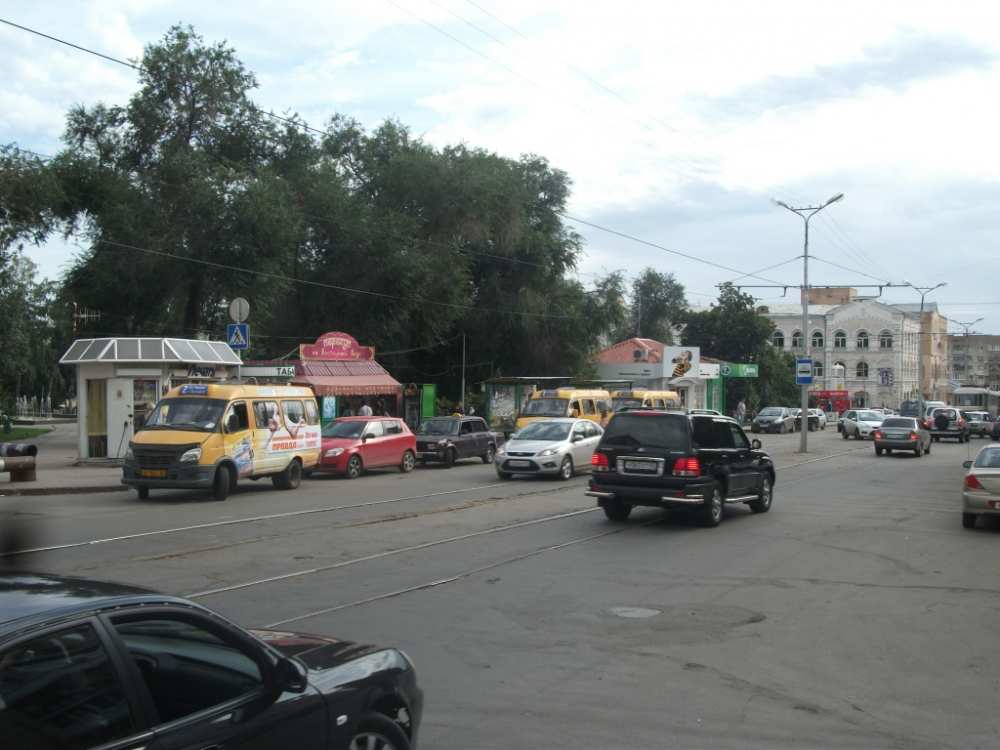 Торговые павильоны не слишком украшают вид на сквер. 